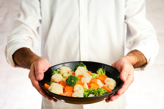 Kucharz przygotowujący potrawę